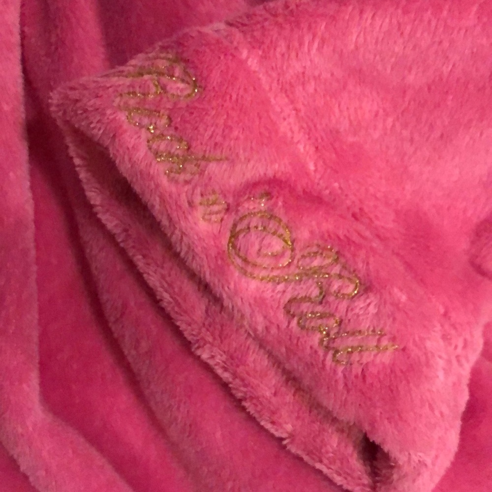 Pink Vs Robe - image 3